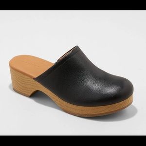 Black magnolia clogs